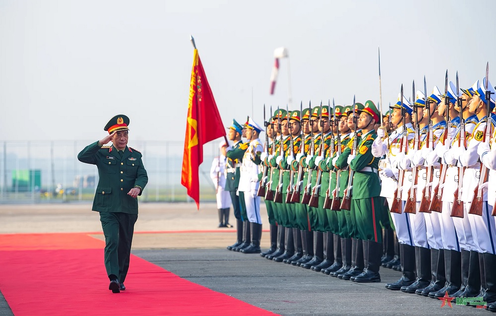 Bộ trưởng Quốc phòng Phan Văn Giang duyệt đội danh dự.